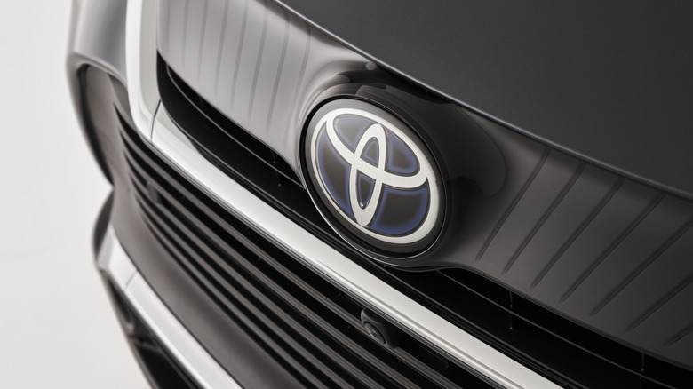 Logo on grille of grey 2021 Toyota Venza