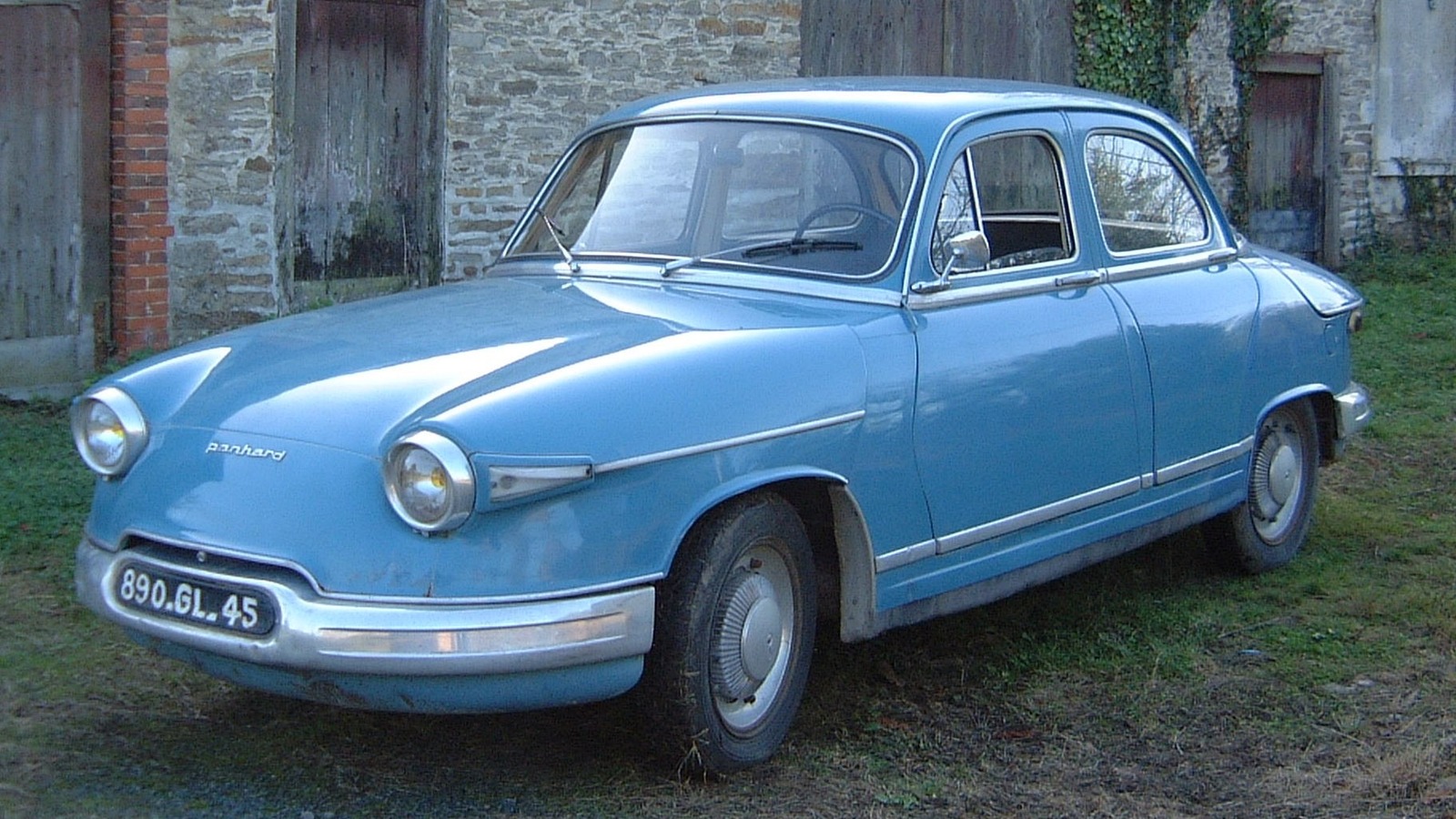 This Panhard PL 17 Is One Of The UK’s Rarest Cars On The Road – SlashGear
