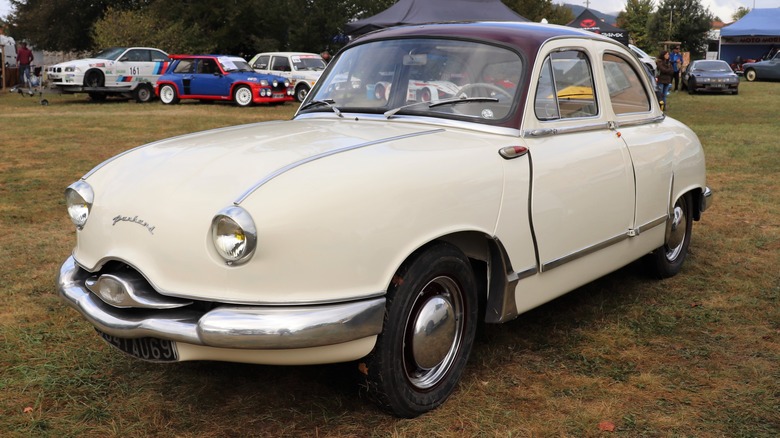 Front 3/4 view of Panhard Dyna Z