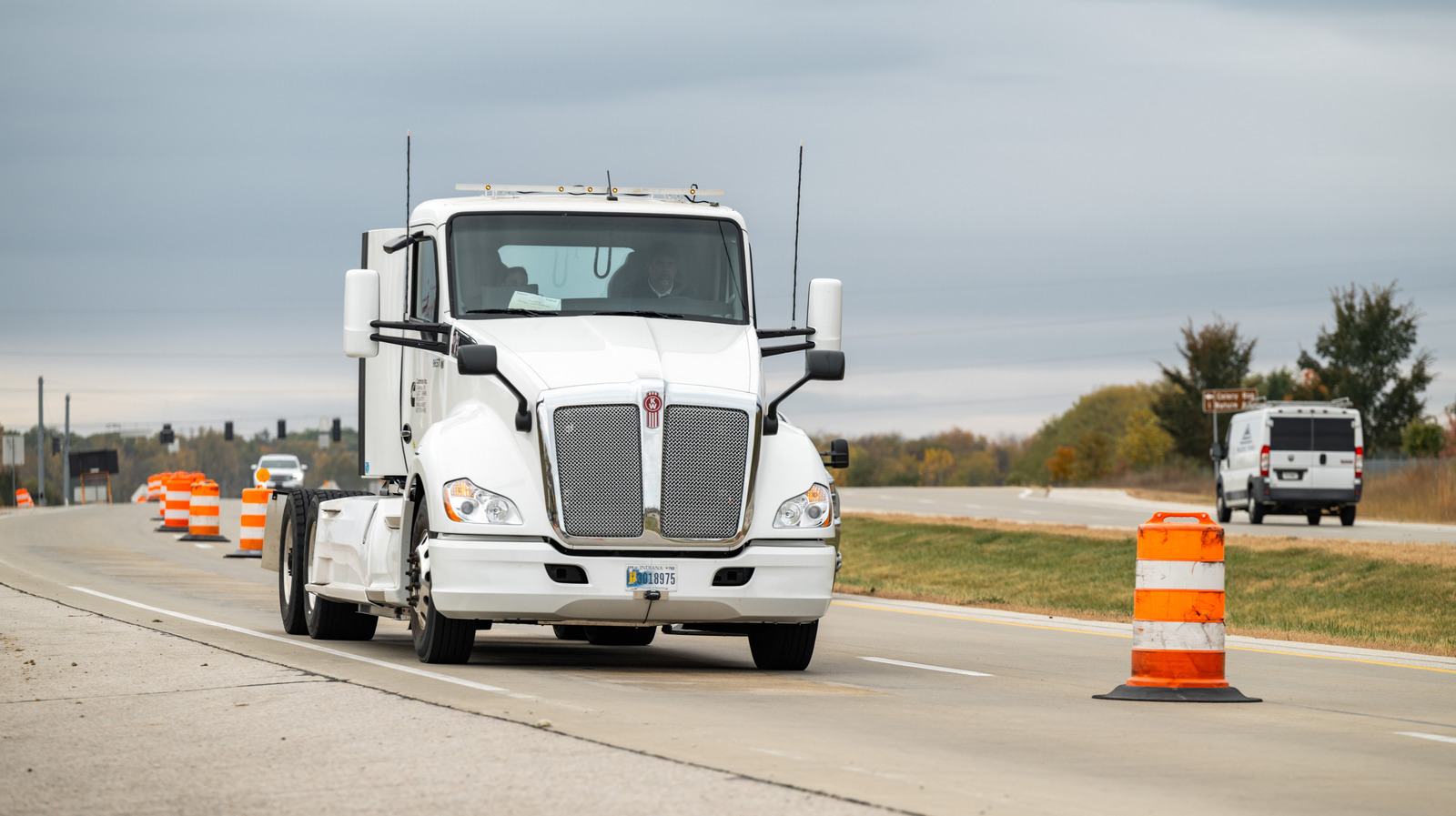 This Road Can Wirelessly Charge An Electric Semi At 65 MPH