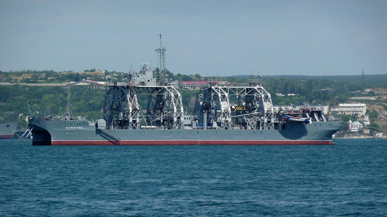 Russian naval rescue ship Kommuna