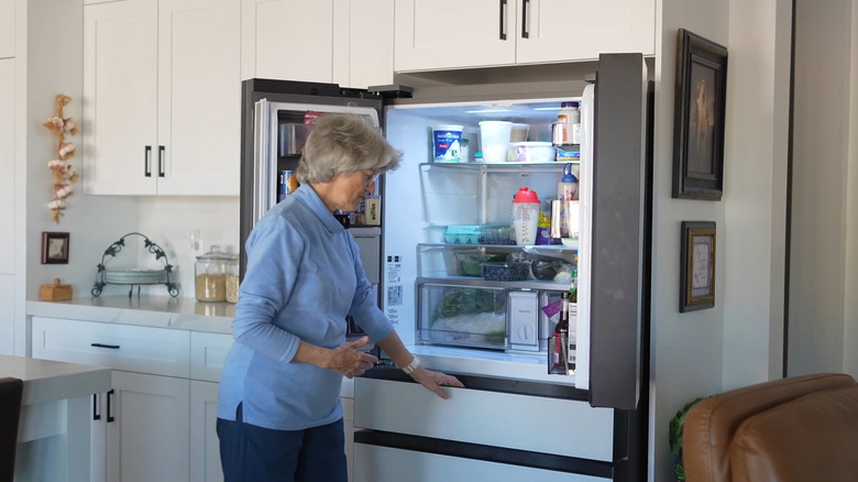 woman reviewing the samsung bespoke fridge