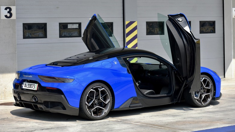 Maserati MC20 coupe rear three quarter view.