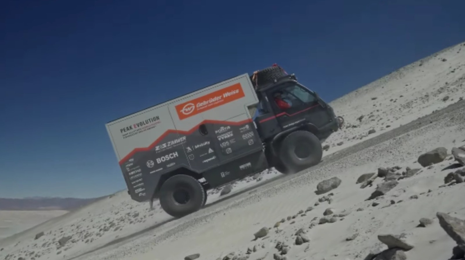 این کامیون برقی خورشیدی بلندترین آتشفشان جهان را گرفت و پیروز شد