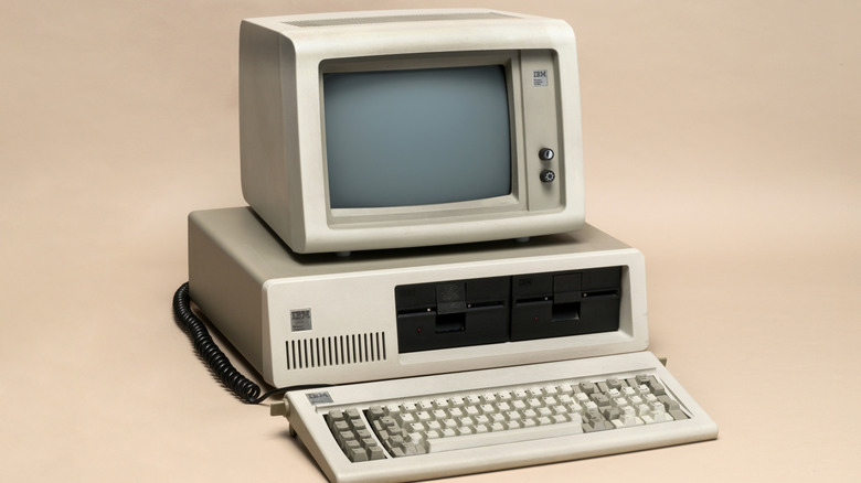 An IBM 5150 personal computer with its keyboard.
