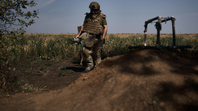 Ukranian soldiers with a Ukranian flag