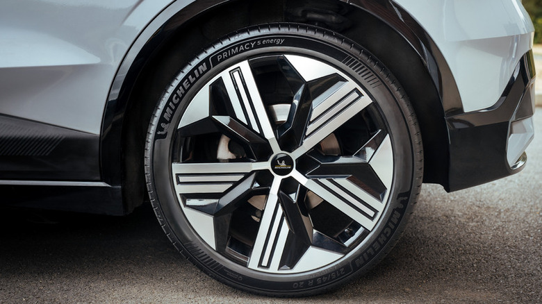 Michelin Primacy 5 Energy tire mounted on vehicle