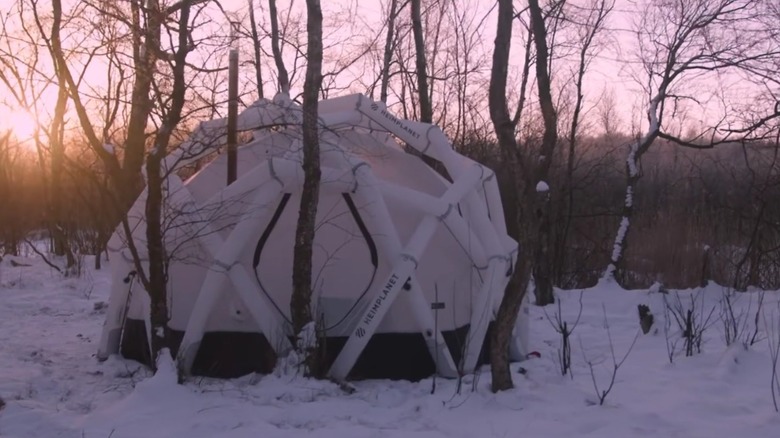 Heimplanet tent in snowy woodland.