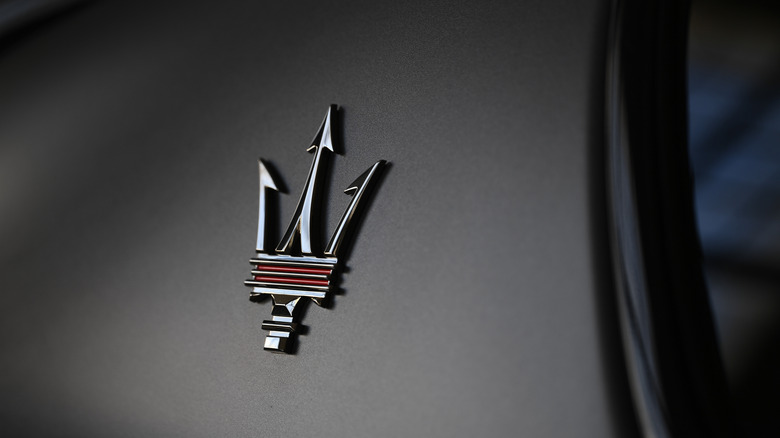 The badge on the C-pillar of the Maserati Levante Trofeo, gray exterior