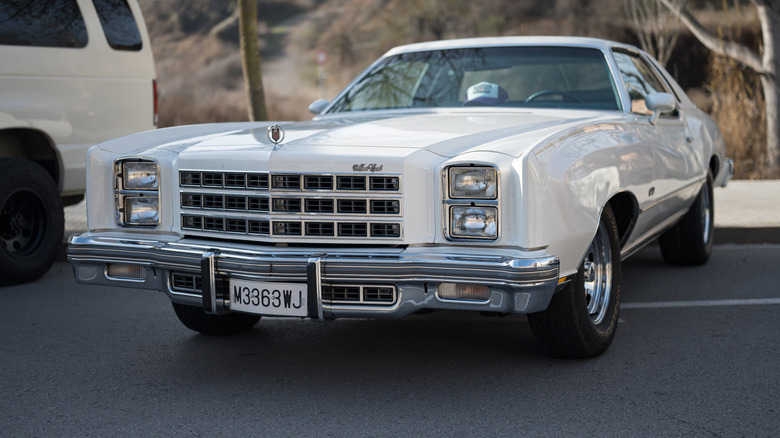 Front 3/4 view of a white 1973 Chevrolet Monte Carlo parked on the street