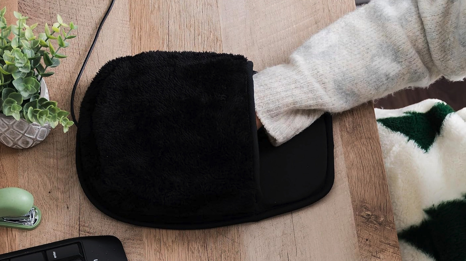 This USB Gadget May Be The Trick To Surviving A Freezing Office Space