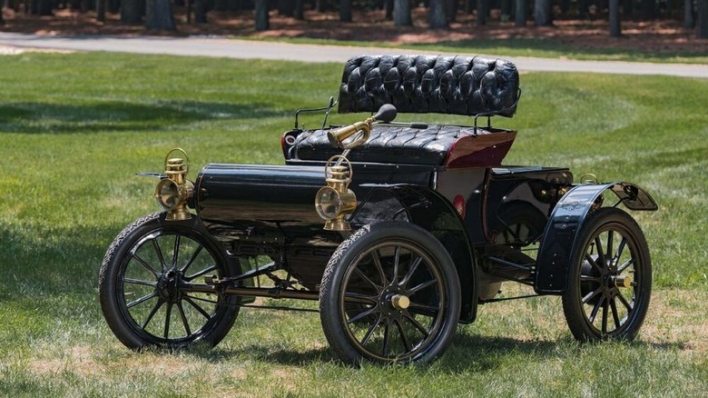 A 1904 Oldsmobile Curved-Dash Runabout in a field