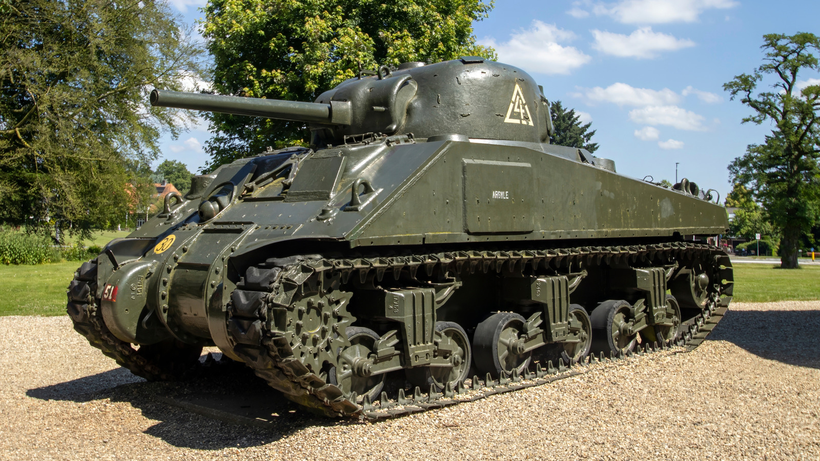 Во время Второй мировой войны танк M4A4 оснастили уникальным двигателем из пяти автомобильных моторов