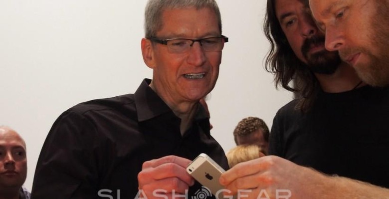 tim-cook-hands-on