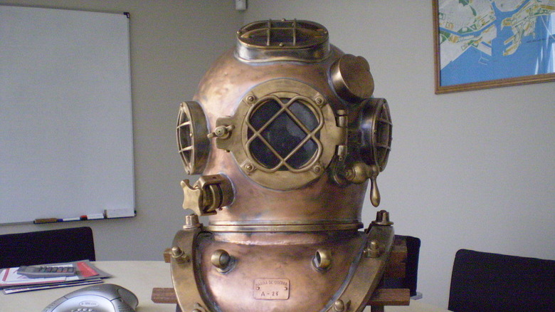 Diving helmet