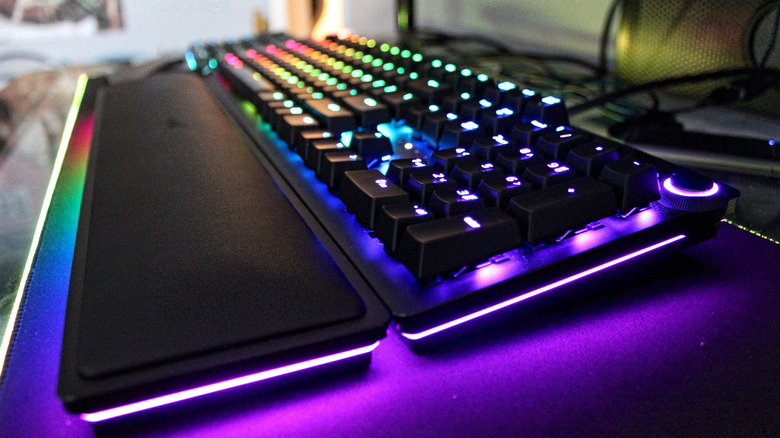 Side profile of a mechanical keyboard with a wrist pad and a volume wheel