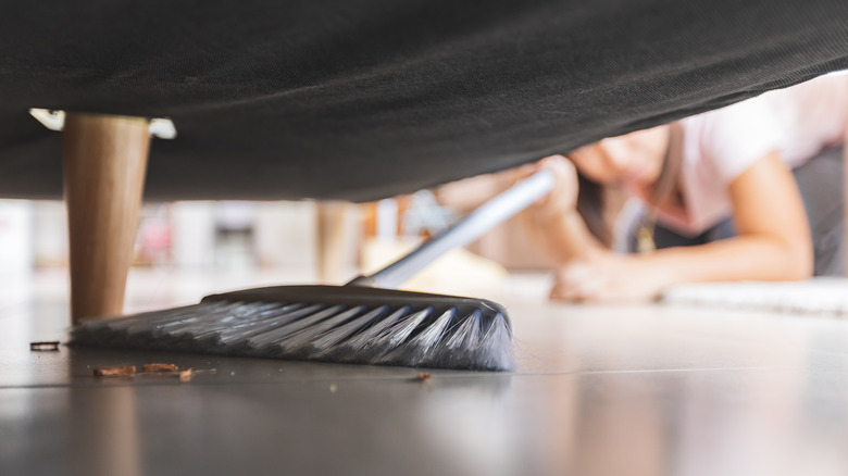 Sweeping floor broom