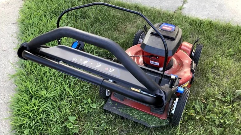 toro Smartstow Recycler 22-inch 60V MAX* electric lawn mower