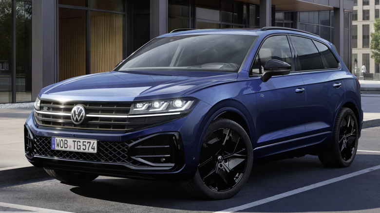 Blue Volkswagen Touareg Final Edition parked in the city