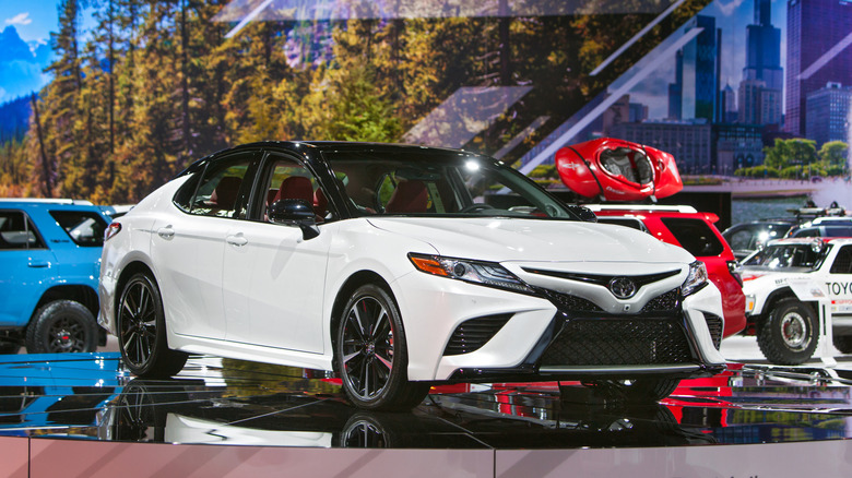 white 2017 Toyota Avalon