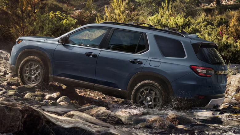 Honda Pilot on off-road rocky trail