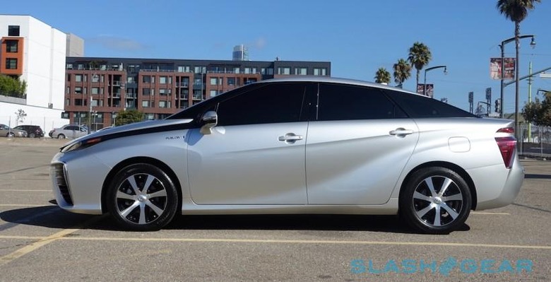 toyota-mirai-live-1