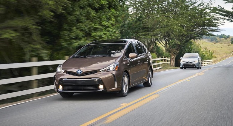 2015_Toyota_Prius_v_006