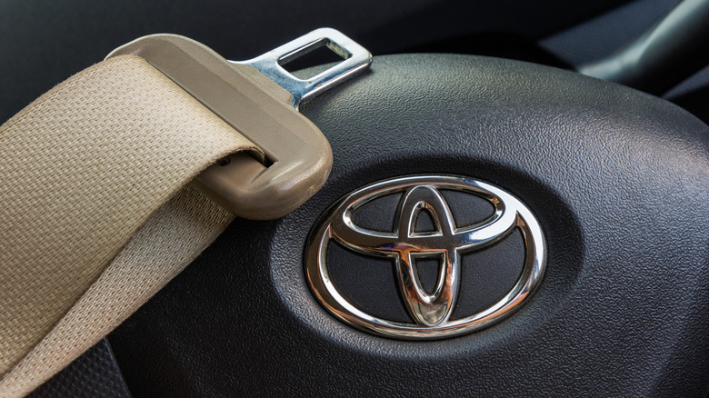 Toyota seat belt clip