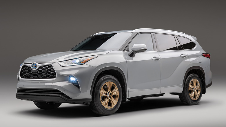 a grey 2022 Toyota Highlander Hybrid in the studio