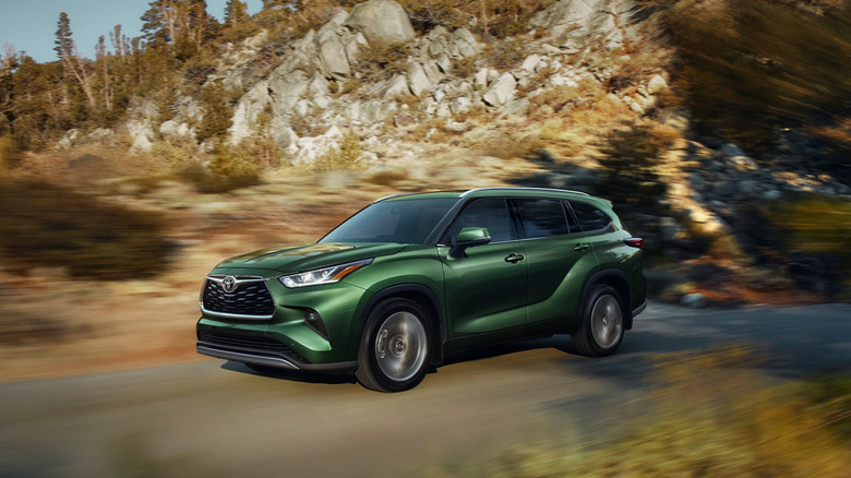 A green 2025 Toyota Highlander Hybrid