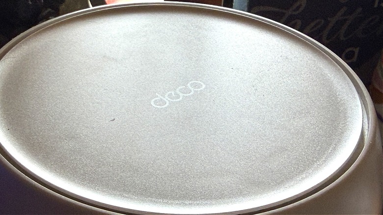 Deco BE25 logo on top of the device