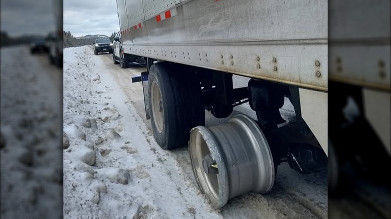 The missing tire on the stopped truck