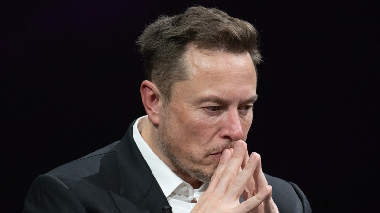 Elon Musk em estado de preocupação.