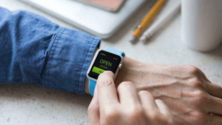 Man selecting goal on Apple Watch