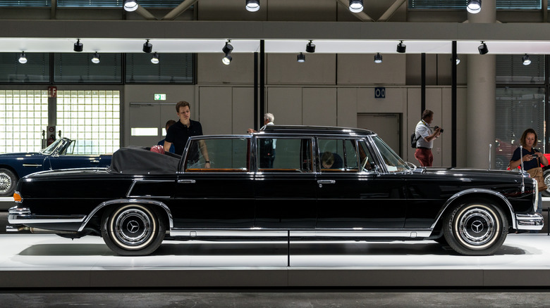 Mercedes-Benz 600 Landaulet passenger side