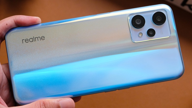 Realme 9 Pro in hand