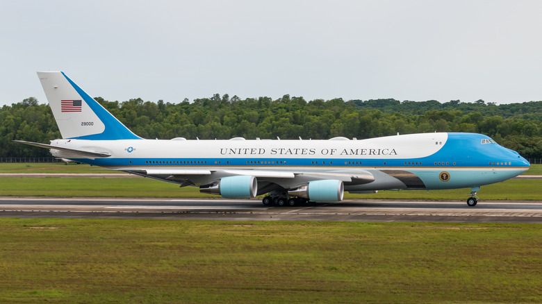 air force one boeing 747 with the old blue livery