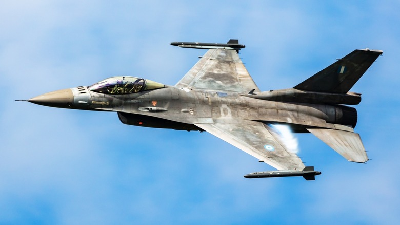 Lockheed Martin F-16 Fighting Falcon in banking left turn