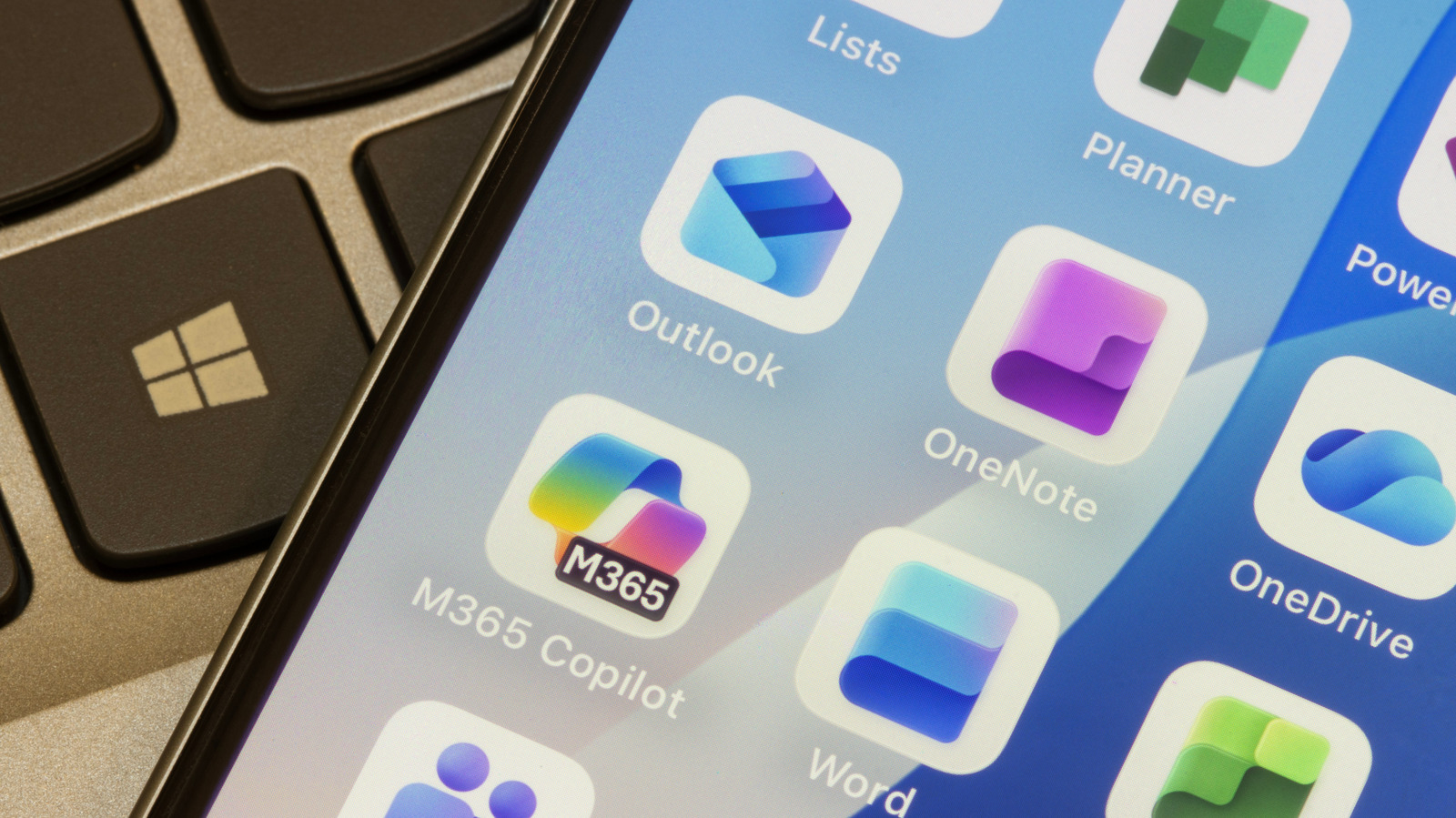 Using An iPhone & Windows PC? Here’s How I Make It Work (And What I’d Change)