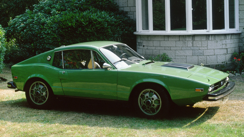 Green Saab Sonett in pretty yard