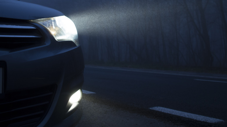 Car's fog lights with headlights