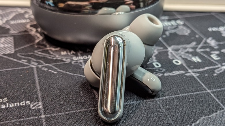 Viaim RecDot earbuds with case closeup