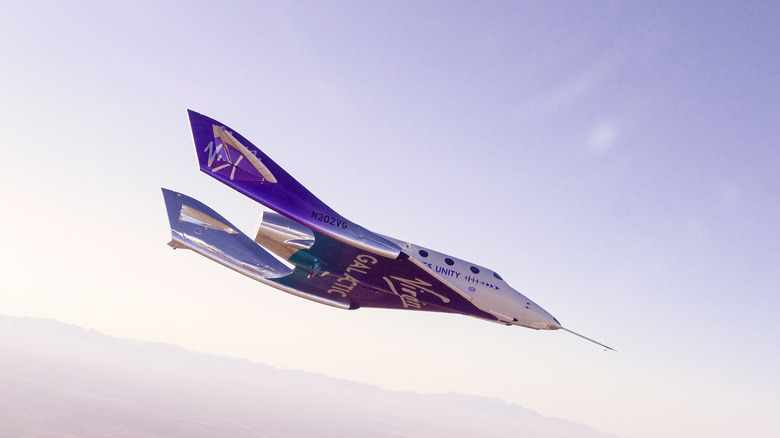 avião galáctico virgem em voo