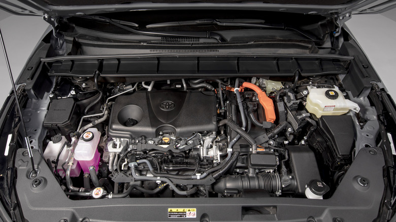 The engine compartment of a 2025 Toyota Highlander Hybrid