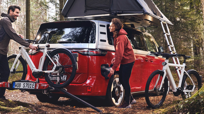 A couple unloads a pair of Volkswagen e-bikes off their vehicle