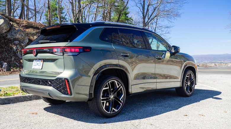 2026 Volkswagen Tiguan SEL R-Line Turbo right rear three-quarter view