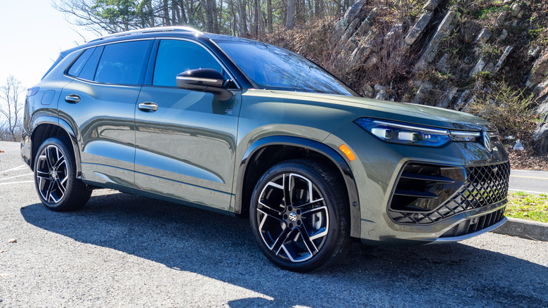 2026 Volkswagen Tiguan SEL R-Line Turbo right front three-quarter view