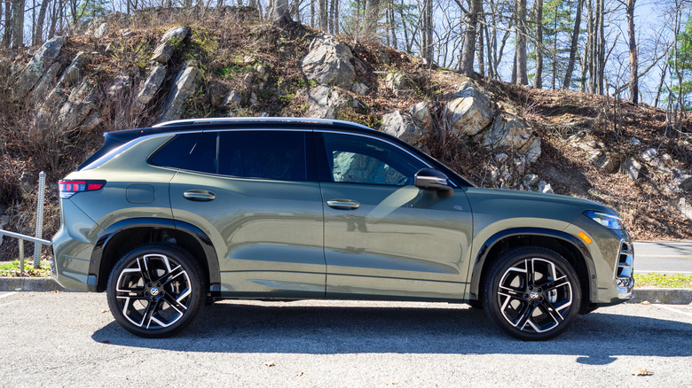 2026 Volkswagen Tiguan SEL R-Line Turbo passenger-side profile