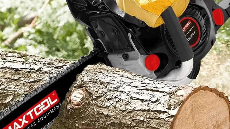 A Seizeen 20in Gas Chainsaw cutting through a log