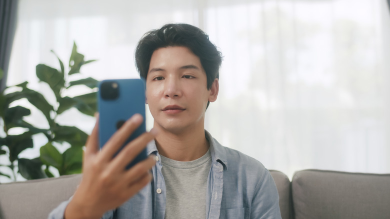 A person using facial recognition on his iPhone.